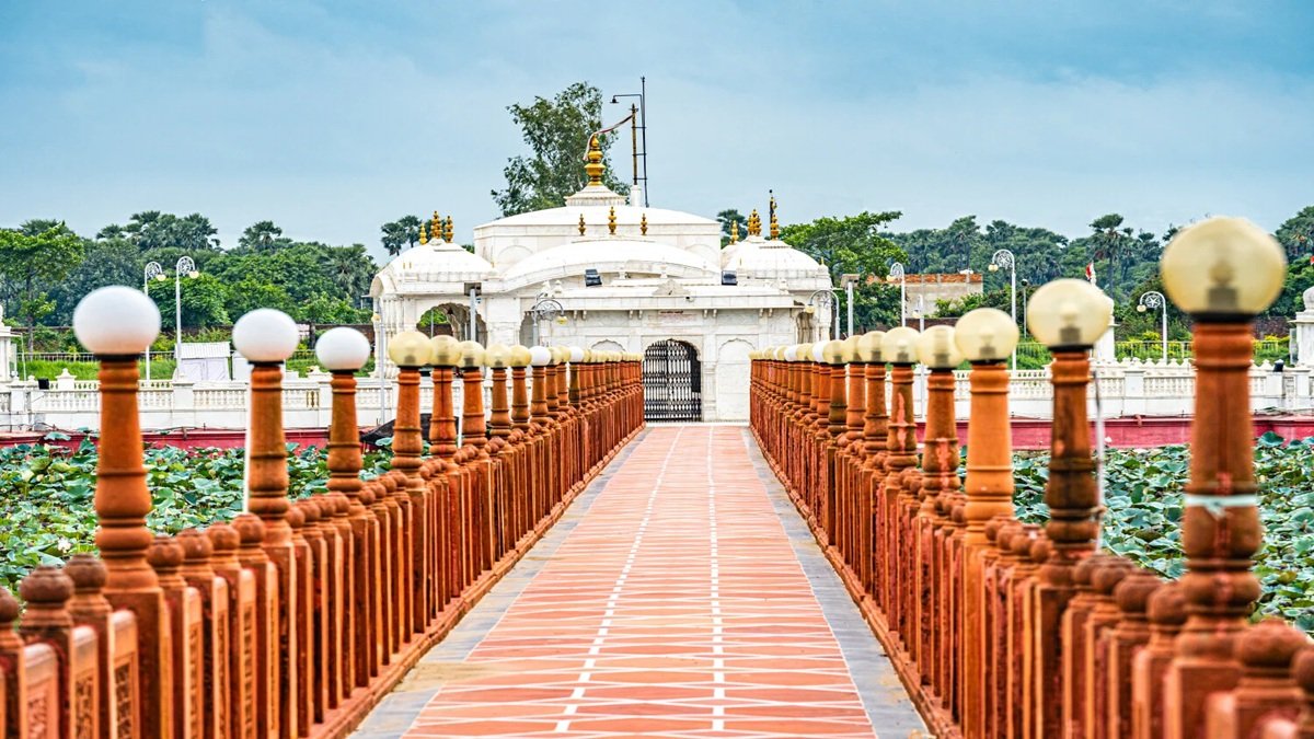 Pawapuri
Jal Mandir
Jain City of Peace
Pavapuri